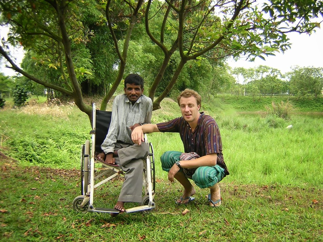 Accompagnement d’une personne en situation de handicap, Inde (2005)