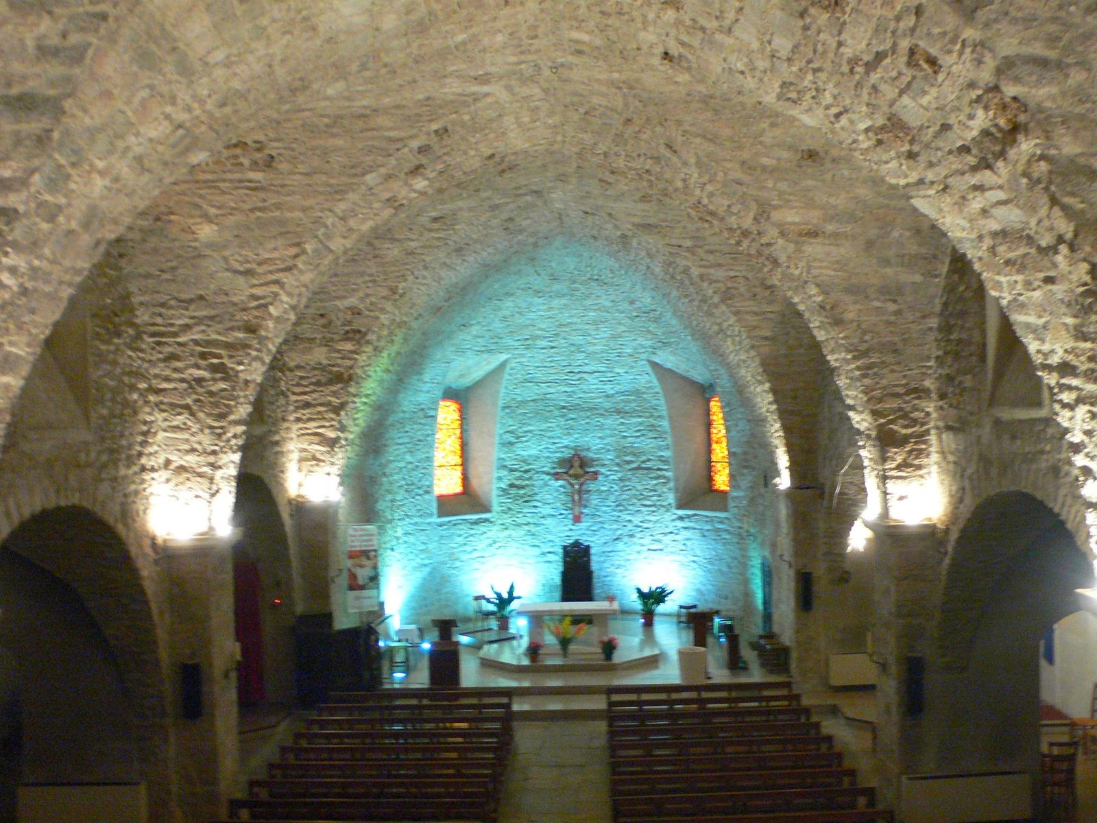 Nef voûtée d’une église romane en pierre